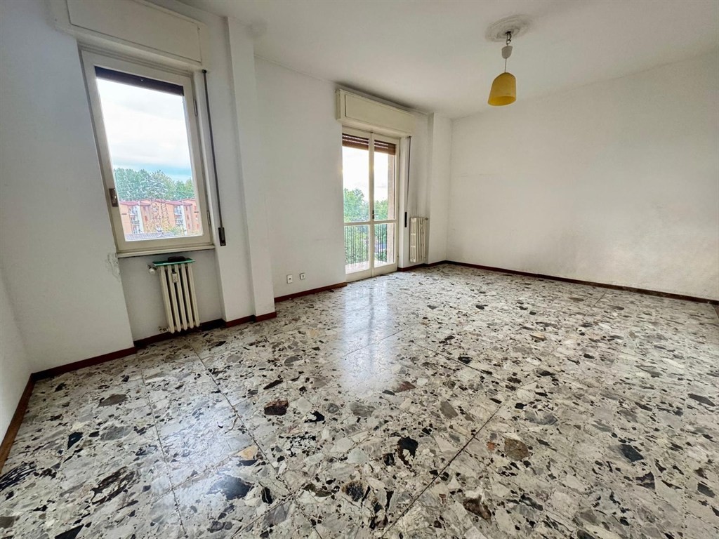 MONZA – VENDESI appartamento quadrilocale - possibilità box