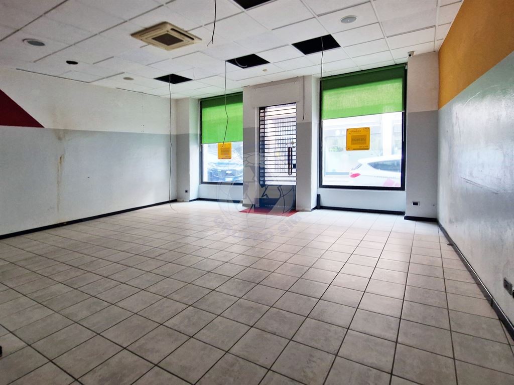 Negozio in vendita a Monza in Via Cavour 3